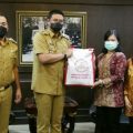 Pemko Medan menerima bantuan 1.000 paket sembako dari Sekretariat Negara Republik Indonesia. Paket tersebut diterima secara simbolis oleh Walikota Medan, Muhammad Bobby Afif Nasution diruang khusus Walikota Medan, Senin (10/5/2021).