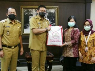 Pemko Medan menerima bantuan 1.000 paket sembako dari Sekretariat Negara Republik Indonesia. Paket tersebut diterima secara simbolis oleh Walikota Medan, Muhammad Bobby Afif Nasution diruang khusus Walikota Medan, Senin (10/5/2021).