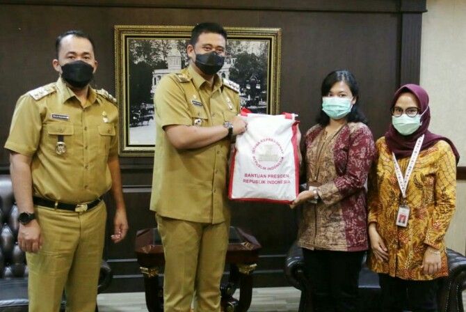 Pemko Medan menerima bantuan 1.000 paket sembako dari Sekretariat Negara Republik Indonesia. Paket tersebut diterima secara simbolis oleh Walikota Medan, Muhammad Bobby Afif Nasution diruang khusus Walikota Medan, Senin (10/5/2021).