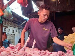 Menjelang Hari Raya Idul Fitri 1442 H, harga daging sapi dan ayam di beberapa pasar tradisional kota Medan mengalami kenaikkan tinggi.