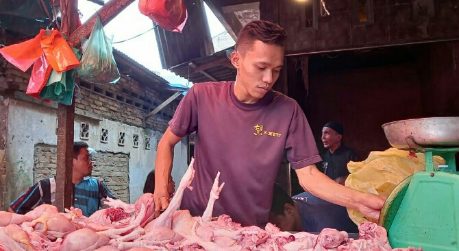 Menjelang Hari Raya Idul Fitri 1442 H, harga daging sapi dan ayam di beberapa pasar tradisional kota Medan mengalami kenaikkan tinggi.