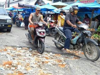 Kondisi pasar Sukaramai Jalan AR Hakim Medan, Kecamatan Medan Area Kumuh. Selain itu, beberapa ruas jalan persis di depan pasar yang dijadikan tempat Pedagang Kaki Lima (PKL) berjualan juga berlubang.