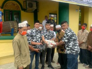 DPD Barisan Pemuda Nusantara (Bapera) Kabupaten Deli Serdang melaksanakan Kegiatan Bakti Sosial (Baksos) dengan membagikan paket sembako ke ratusan anak yatim dan kaum duafa di Masjid Raya Sultan Basyaruddin, Desa Rantau Panjang, Kecamatan Pantai Labu, Kabupaten Deliserdang, Senin (10/5/2021).