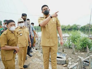 Warga Lingkungan VII, Kelurahan Nelayan Indah, Kecamatan Medan Labuhan meminta Walikota Medan, Muhammad Bobby Afif Nasution membangun tanggul rob.