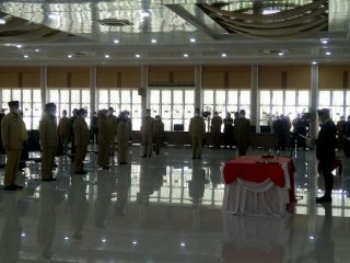 Gubernur Sumatera Utara (Sumut) Edy Rahmayadi mengganti Alwi Mujahit dari posisi Kepala Dinas Kesehatan Sumut. Alwi kini dilantik untuk jabatan baru sebagai Kepala Dinas Pengendalian Penduduk dan Keluarga Berencana.