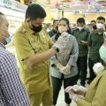 Walikota Medan, M Bobby Afif Nasution bersama Ketua TP PKK Kota Medan, Kahiyang Ayu memeriksa sejumlah bahan pokok yang dijual di Brastagi Supermarket, Selasa (11/5/2021)