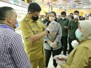 Walikota Medan, M Bobby Afif Nasution bersama Ketua TP PKK Kota Medan, Kahiyang Ayu memeriksa sejumlah bahan pokok yang dijual di Brastagi Supermarket, Selasa (11/5/2021)