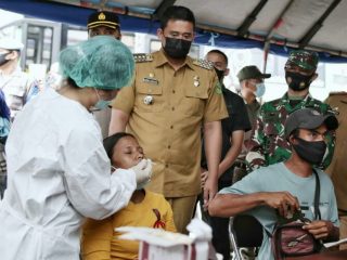 Walikota Medan, Muhammad Bobby Afif Nasution bersama Kapolrestabes Medan, Kombes Pol Riko Sunarko dan Dandim 0201/BS, Kol Inf Agus Setiandar meninjau pos penyekatan di Jalan Djamin Ginting Medan, Selasa (11/5/2021).