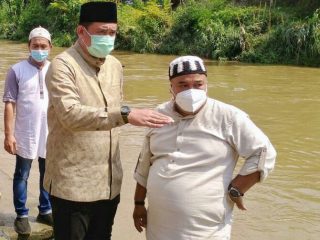Bobby dan Kahiyang Tinjau Warga Korban Banjir di Lebaran Pertama
