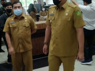Walkota Medan, Muhammad Bobby Afif Nasution melakukan inspeksi mendadak (sidak) ke Kantor Dinas Kependudukan dan Catatan Sipil (Disdukcapil), Jalan Iskandar Muda, Senin (17/5/2021) pagi.