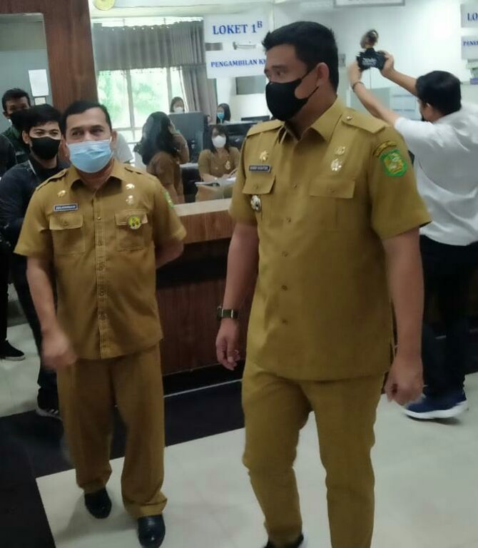 Walkota Medan, Muhammad Bobby Afif Nasution melakukan inspeksi mendadak (sidak) ke Kantor Dinas Kependudukan dan Catatan Sipil (Disdukcapil), Jalan Iskandar Muda, Senin (17/5/2021) pagi.