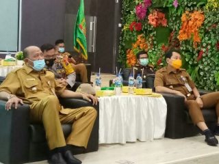 Wakil Bupati Langkat, Syah Afandin bersama Forkopimda Langkat mengikuti rapat koordinasi kepala daerah bersama Presiden Joko Widodo melalui zoom meeting dari Ruang LCC, Kantor Bupati Langkat, Senin (17/5/2021).