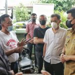 Walikota Medan, Muhammad Bobby Nasution berdialog dengan warga yang terkena pungli oknum Kepling 17,Kelurahan Harjosari 2, Kecamatan Medan Amplas di Kantor Lurah Harjosari 2, Selasa (18/5/2021)