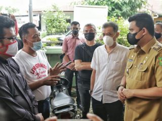 Walikota Medan, Muhammad Bobby Nasution berdialog dengan warga yang terkena pungli oknum Kepling 17,Kelurahan Harjosari 2, Kecamatan Medan Amplas di Kantor Lurah Harjosari 2, Selasa (18/5/2021)