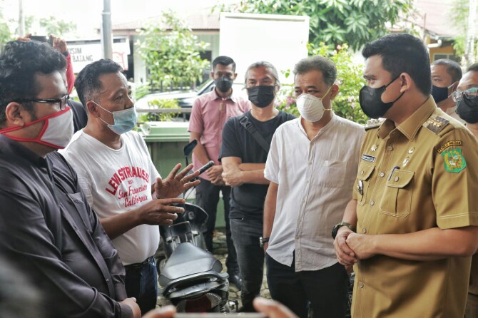 Walikota Medan, Muhammad Bobby Nasution berdialog dengan warga yang terkena pungli oknum Kepling 17,Kelurahan Harjosari 2, Kecamatan Medan Amplas di Kantor Lurah Harjosari 2, Selasa (18/5/2021)