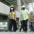 Walikota Medan, Muhammad Bobby Afif Nasution bersama Dirjen Cipta Karya Kementerian PUPR, Diana Kusumastuti meninjau pembangunan Pasar Aksara yang baru di Jalan Masjid, Desa Medan Estate, Deli Serdang, Rabu (19/5/2021).