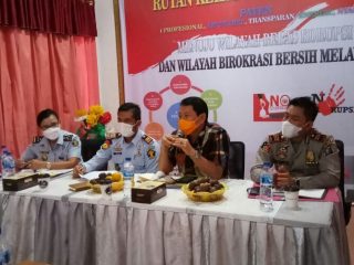 Kemenkumham Sumut mulai membahas perkembangan kasus dugaan tuduhan kriminalisasi kelompok tani nipah di Desa Kuala Serapuh Kec.Tanjung Pura Kab. Langkat dari Masyarakat Internasional, di Aula Rutan Kelas ll B Tanjung Pura, Kamis (20/05/2021).