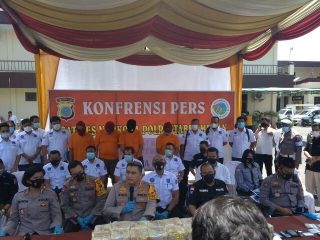 Satreskoba Polrestabes Medan menangkap MH, tersangka kasus narkotika jenis sabu seberat 40 kilogram di Jalan Binjai KM 15 Diski Kecamatan Sunggal, Rabu (24/4/2021).