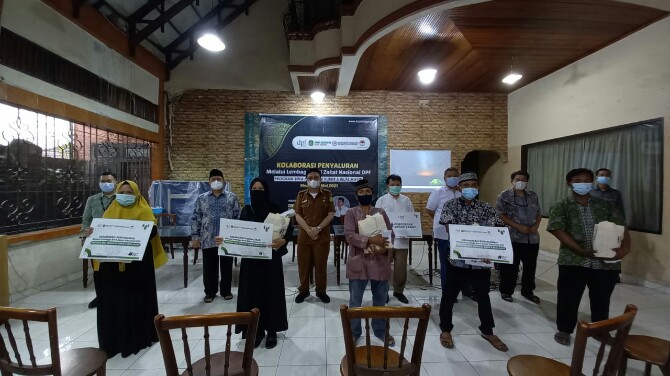 Lembaga Amil Zakat Nasional (Laznas) DPF bersama Ikatan Dokter Indonesia (IDI) dan Persatuan Dokter Umum Indonesia (PDUI) Sumatera Utara (Sumut) memberikan bantuan kepada Bilal mayit dan penggali kubur di Kota Medan.