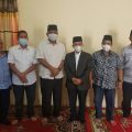 Rektor UINSU Prof Syahrin Harahap (tiga dari kanan) dan Ketua Tanfidziyah PWNU Sumut H Syahrial Tambunan (4 dari kanan) berfoto bersama usai pertemuan