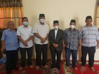 Rektor UINSU Prof Syahrin Harahap (tiga dari kanan) dan Ketua Tanfidziyah PWNU Sumut H Syahrial Tambunan (4 dari kanan) berfoto bersama usai pertemuan