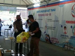 Petugas Unit Tindak Pidana Khusus Satreskrim Polrestabes Medan melakukan penggrebekan terhadap layanan rapid antigen drive thru yang berada di Lapangan Merdeka Medan, Selasa (25/5/2021).