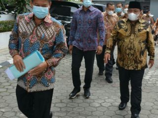 Bupati Langkat, Terbit Rencana PA (pakai peci) tiba di Gedung BPK Perwakilan Sumut di Jalan Imam Bonjol, Medan, Selasa (25/5/2021)