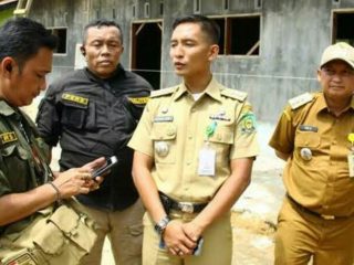 Camat Wampu Syamsul Adha (dua dari kanan). Namanya dicatut penipu bermodus kirim bantuan slip transfer palsu.
