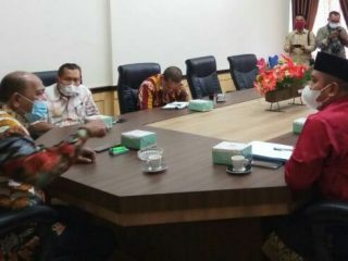 Wakil Bupati Langkat, Syah Afandin menerima pengurus Dunia Melayu Dunia Islam (DMDI) Langkat di Ruang Kerja Wakil Bupati Langkat, Kamis (27/5/2021).
