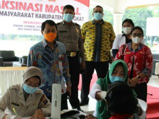 Sebanyak 1.000 orang warga Langkat Hulu mengikuti vaksinasi massal yang diselenggarakan Polres Langkat di Alun-alun T Amir Hamzah Stabat, Kamis (27/5/2021).