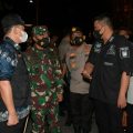 Walikota Medan, Muhammad Bobby Afif Nasution meninjau Lingkungan 10,Kelurahan Tanjung Sari, Kecamatan Medan Selayang yang diisolasi akibat tingginya jumlah terpapar Covid-19 di wilayah tersebut, Jumat malam (28/5/2021).