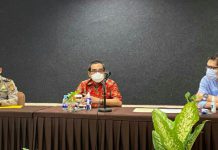 AKBP Suharno, Kasubdit Wisata Dit Pam Obvit Kepolisian Daerah Sumatera Utara (paling kiri), Ketua PHRI Sumut Denny S Wardhana dan Melkhy Waas (paling kanan) saat membahas MoU Polri dan BPP PHRI tentang kepariwistaan di Garuda Plaza Hotel Medan.