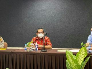 AKBP Suharno, Kasubdit Wisata Dit Pam Obvit Kepolisian Daerah Sumatera Utara (paling kiri), Ketua PHRI Sumut Denny S Wardhana dan Melkhy Waas (paling kanan) saat membahas MoU Polri dan BPP PHRI tentang kepariwistaan di Garuda Plaza Hotel Medan.