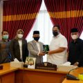 Rektor UIN Sumatera Utara Prof Dr Syahrin Harahap, MA melakukan kunjungan kerja ke gedung DPRD Sumut dalam rangka memperkuat sinergitas institusi pendidikan tinggi keagamaan ini dengan lembaga perwakilan rakyat tersebut, Senin (31/05/21).
