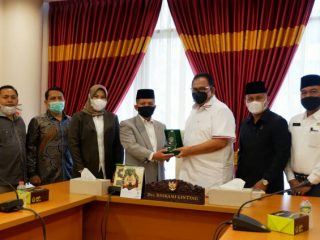 Rektor UIN Sumatera Utara Prof Dr Syahrin Harahap, MA melakukan kunjungan kerja ke gedung DPRD Sumut dalam rangka memperkuat sinergitas institusi pendidikan tinggi keagamaan ini dengan lembaga perwakilan rakyat tersebut, Senin (31/05/21).