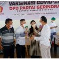 Ketua DPW P Gerindra Sumut H Gus Irawan Pasaribu berbincang-bincang dengan panitia pelaksana vaksin ketika meninjau vaksinasi Covid-19 oleh Gerindra Sumut, Rabu (5/5/2021), di lantai 22 apartemen Skyview jalan Abdul Hakim, Kampung Susuk, Kecamatan Medan Selayang.