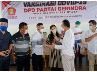 Ketua DPW P Gerindra Sumut H Gus Irawan Pasaribu berbincang-bincang dengan panitia pelaksana vaksin ketika meninjau vaksinasi Covid-19 oleh Gerindra Sumut, Rabu (5/5/2021), di lantai 22 apartemen Skyview jalan Abdul Hakim, Kampung Susuk, Kecamatan Medan Selayang.