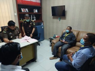 Tim Pidsus Kejaksaan Tinggi Sumatera Utara (Sumut) menahan dua orang tersangka terkait kasus dugaan korupsi Bank Sumut. Mereka adalah R (40) dan SL (43).