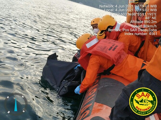 Sesosok mayat pria ditemukan warga mengapung di Pantai Pasanggrahan Bung Karno, Kelurahan Tigaraja Kecamatan Girsang Sipangan Bolon Kabupaten Simalungun Sumatera Utara (Sumut), Jumat (4/06/2021)