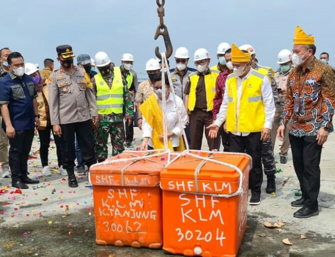 PT Inalum bersama Pelindo I dan Pemkab Batu Bara melakukan pengapalan perdana ekspor produk UMKM kabupaten tersebut di Dermaga C Pelabuhan Kuala Tanjung, kemarin.