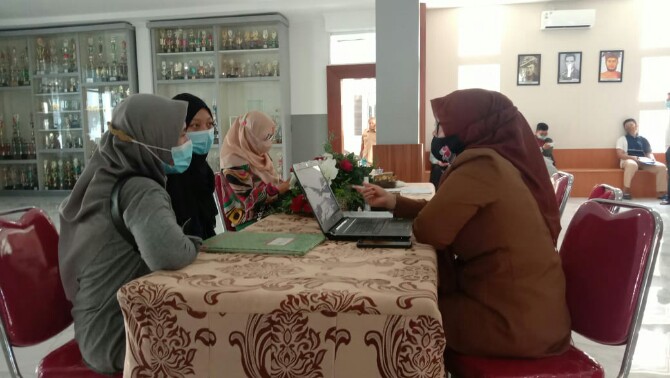 Para orang tua siswa mengeluhkan sistem Penerimaan peserta didik baru (PPDB) online 2021 untuk SMA/SMK di Sumatera Utara (Sumut).