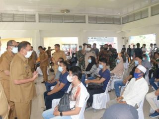 Bupati Deli Serdang H Ashari Tambunan meninjau vaksinasi massal di Tanjung Morawa.