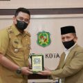 Wali Kota Medan Muhammad Bobby Afif Nasution SE MM saat menerima audiensi Rektor Universitas Islam Negeri (UIN) Sumut Prof Dr Syahrin Harahap di Balai Kota Medan, Selasa (8/6) petang.