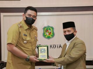 Wali Kota Medan Muhammad Bobby Afif Nasution SE MM saat menerima audiensi Rektor Universitas Islam Negeri (UIN) Sumut Prof Dr Syahrin Harahap di Balai Kota Medan, Selasa (8/6) petang.