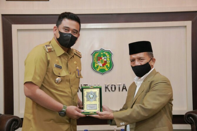 Wali Kota Medan Muhammad Bobby Afif Nasution SE MM saat menerima audiensi Rektor Universitas Islam Negeri (UIN) Sumut Prof Dr Syahrin Harahap di Balai Kota Medan, Selasa (8/6) petang.