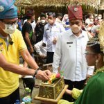 Menteri Parekraf Sandiaga Uno didampingi Bupati Deli Serdang Ashari Tambunan saat mengunjungi Desa Wisata Indonesia 2021 di Kecamatan Pantai Labu.