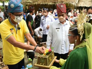 Menteri Parekraf Sandiaga Uno didampingi Bupati Deli Serdang Ashari Tambunan saat mengunjungi Desa Wisata Indonesia 2021 di Kecamatan Pantai Labu.