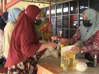 Pemko Medan membuka pasar murah khusus untuk masyarakat ekonomi menengah kebawah di Eks Bandara Polonia Medan, Kamis (10/6/2021).