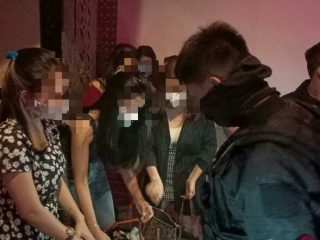 Tim gabungan Pemko Medan bersama TNI/Polri menertibkan hiburan malam IXNine KTV di Jalan Perdana, Kamis malam (10/6/2021).