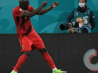 Timnas Belgia menunjukkan keseriusannya di Piala Eropa 2020. Anak asuh Roberto Martinez berhasil mengatasi tuan rumah Rusia dengan skor 3-0, Minggu (13/6/2021)